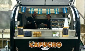 El Truck de Capucho bei der Arbeit mit dem Kassensystem von Paymash