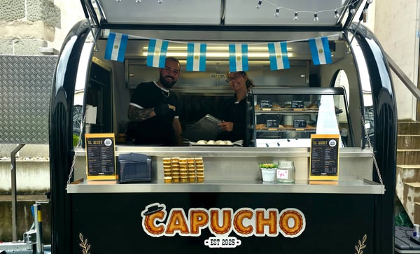 El Truck de Capucho bei der Arbeit mit dem Kassensystem von Paymash